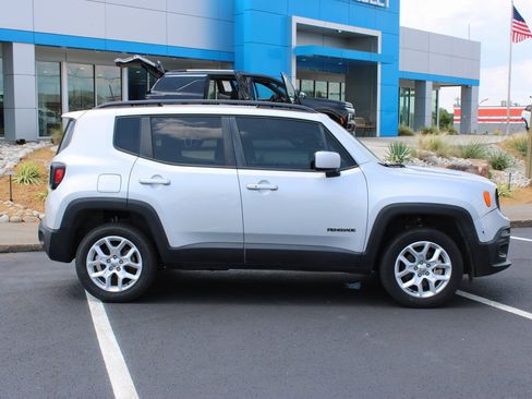Used 2018 Jeep Renegade Latitude w/ Cold Weather Group AWD/4WD image 10