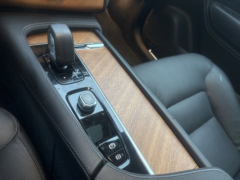 Used 2025 Volvo XC90 B6 Plus image 18