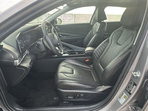 Used 2025 Hyundai Elantra Limited image 4