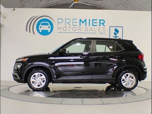 Used 2021 Hyundai Venue SE image 2
