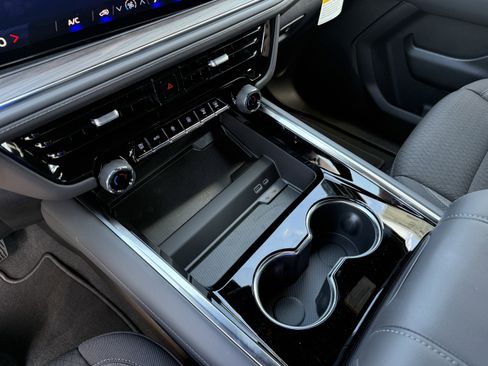 New 2025 Chevrolet Suburban LS image 21