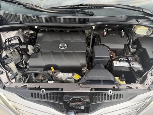 Used 2015 Toyota Sienna XLE w/ XLE Navigation Package FWD image 17