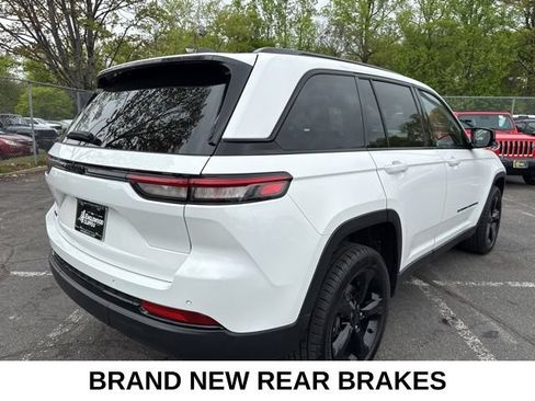 Used 2023 Jeep Grand Cherokee Altitude AWD/4WD image 18