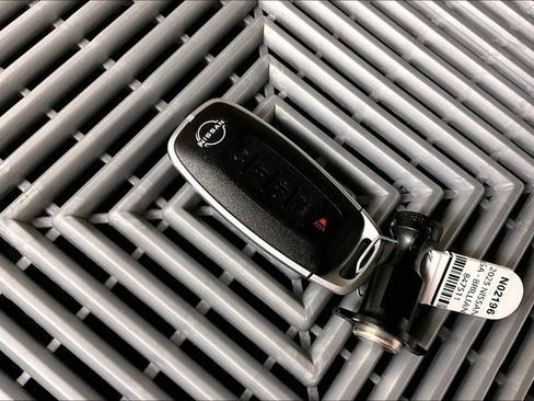 New 2025 Nissan Versa SR w/ Trunk Package image 13