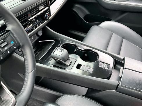 Certified 2025 Nissan Rogue SL w/ Tech Package FWD image 16