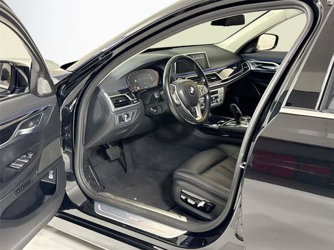 Used 2021 BMW 740i image 12