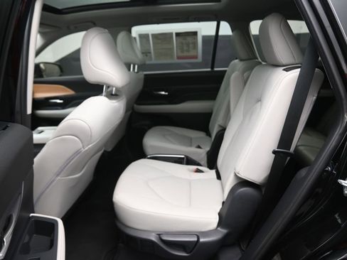 Used 2025 Toyota Grand Highlander AWD image 11