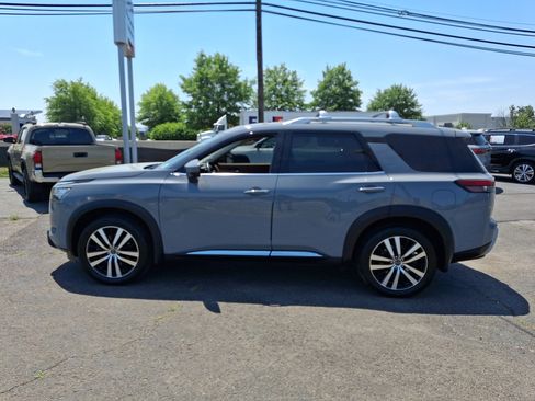 Certified 2024 Nissan Pathfinder Platinum w/ Black Appearance Package AWD/4WD image 4