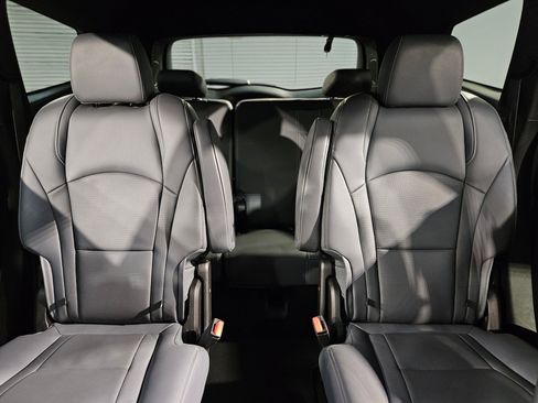Used 2024 Buick Enclave Premium image 13