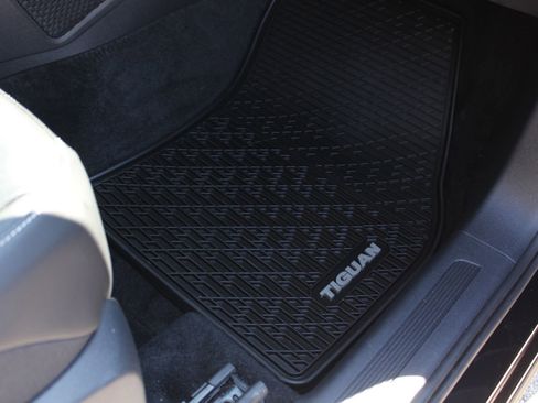 Used 2022 Volkswagen Tiguan SE image 24