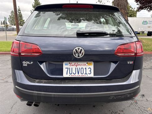 Used 2017 Volkswagen Golf SE image 9
