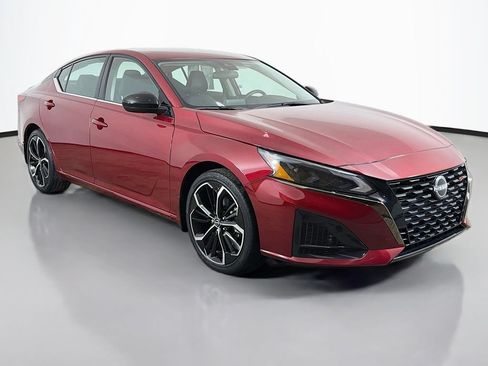 Used 2023 Nissan Altima 2.5 SR FWD image 2