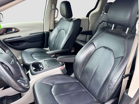 Used 2019 Chrysler Pacifica Touring-L Plus w/ Advanced Safetytec Group FWD image 2