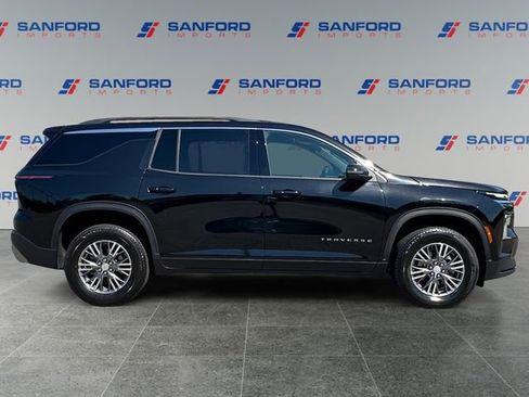 Used 2025 Chevrolet Traverse LT FWD image 6