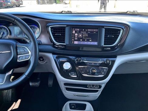 Used 2022 Chrysler Voyager LX image 16