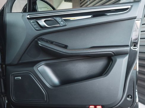 Used 2022 Porsche Macan image 32