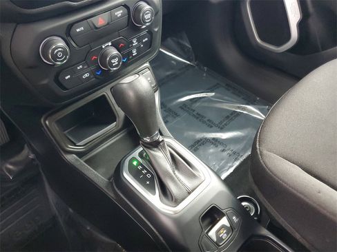 Used 2019 Jeep Renegade Latitude image 24