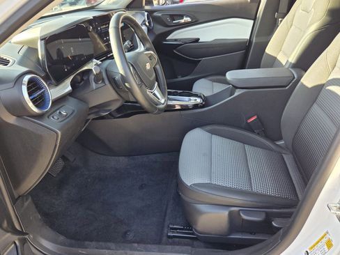 Certified 2025 Chevrolet Trax LT w/ LT Convenience Package FWD image 12