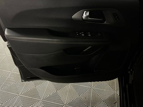 Used 2025 Chrysler Pacifica Select FWD image 24
