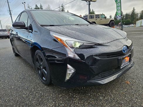 Used 2016 Toyota Prius Three Touring image 6