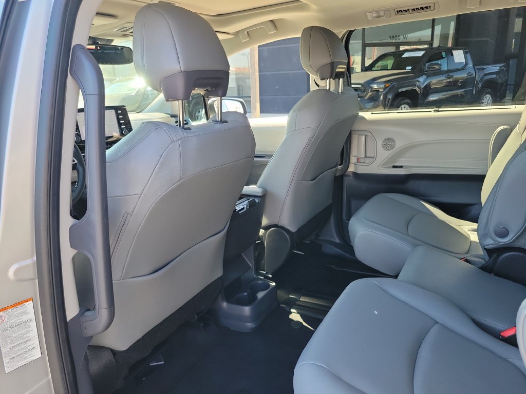 Used 2024 Toyota Sienna XLE FWD image 17