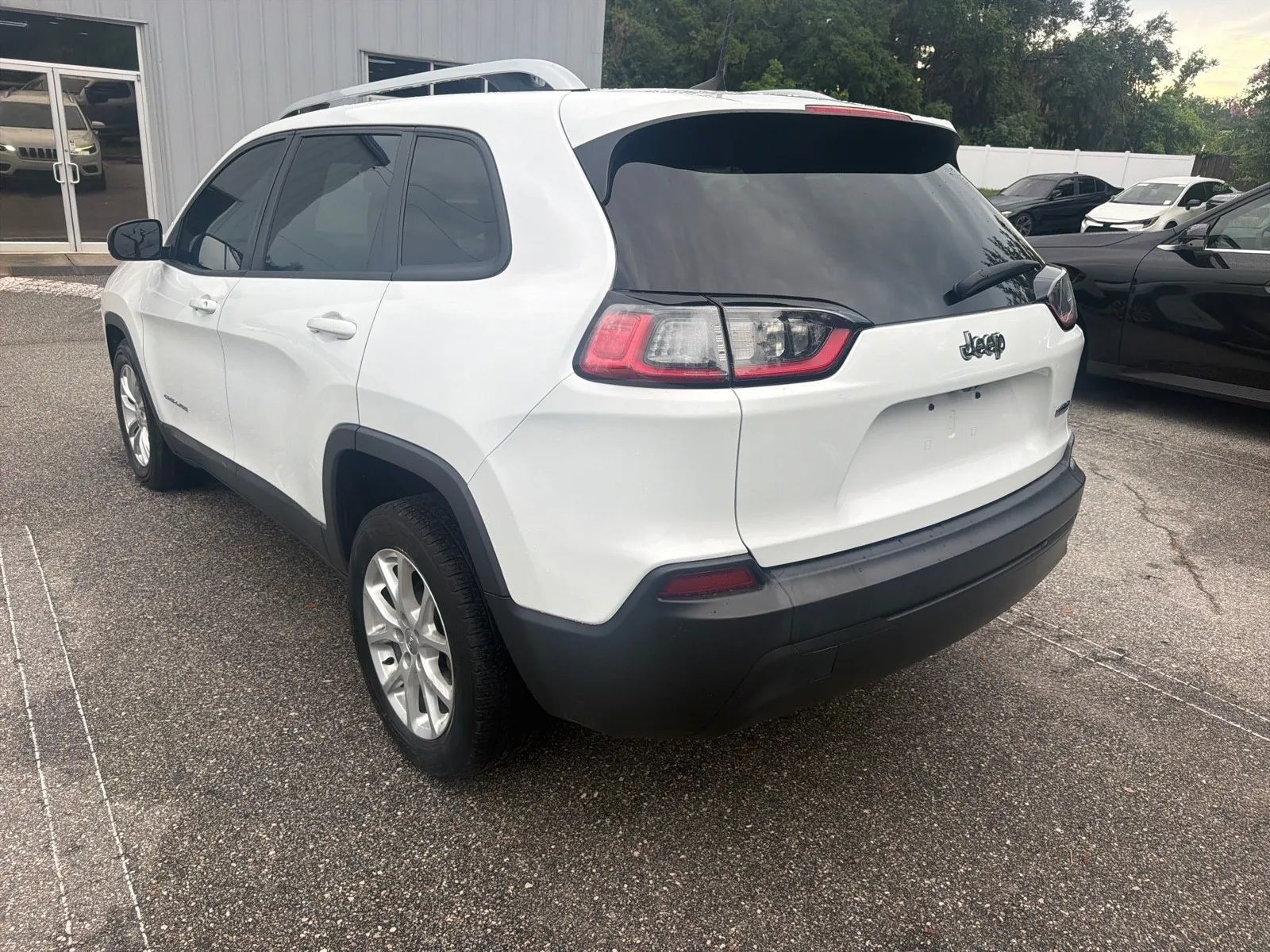 Used 2021 Jeep Cherokee Latitude FWD image 9
