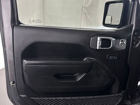 Used 2022 Jeep Gladiator Willys image 8