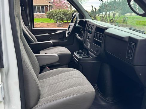 Used 2009 GMC Savana 3500 G3500 Cargo image 23