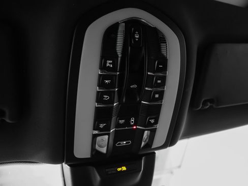 Certified 2020 Porsche Macan AWD/4WD image 35