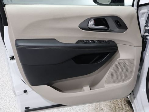 Certified 2024 Chrysler Pacifica Touring-L image 15