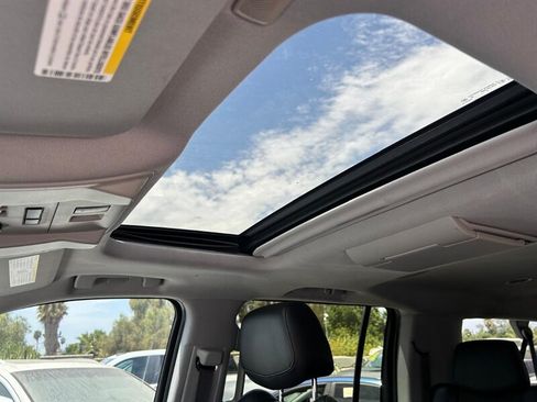 Used 2017 Cadillac Escalade ESV Premium Luxury AWD/4WD image 20