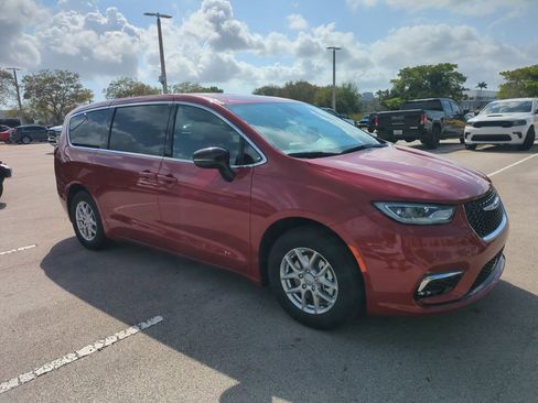 New 2026 Chrysler Pacifica Select image 2