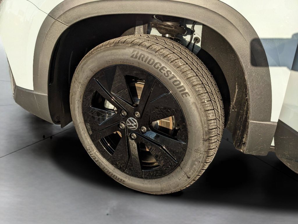 New 2026 Volkswagen Taos SE FWD image 31