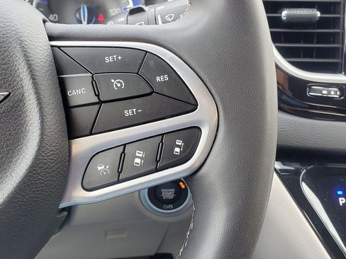 Used 2024 Chrysler Pacifica Touring-L FWD image 12
