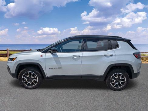Certified 2025 Jeep Compass Trailhawk w/ Trailhawk Elite Group AWD/4WD image 5