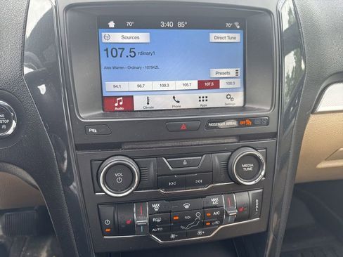 Used 2017 Ford Explorer XLT w/ Equipment Group 202A AWD/4WD image 18