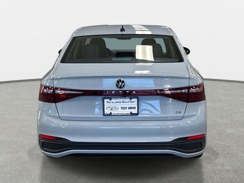 Used 2025 Volkswagen Jetta SE image 6