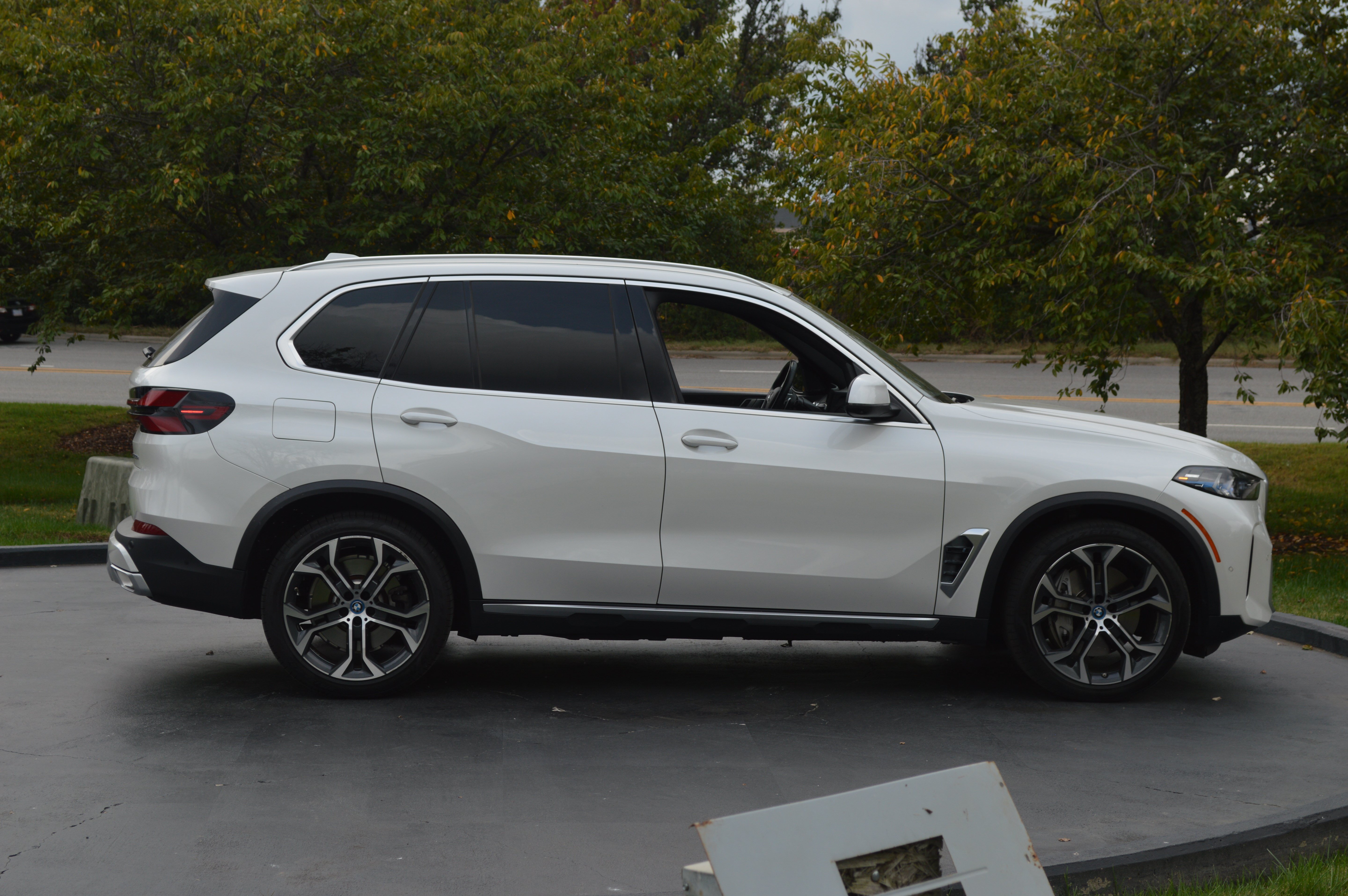 Used 2024 BMW X5 xDrive50e w/ Premium Package AWD/4WD image 12