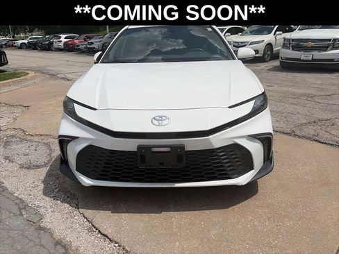 Used 2025 Toyota Camry SE w/ Convenience Package FWD image 2