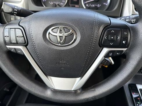 Certified 2017 Toyota Highlander LE FWD image 23