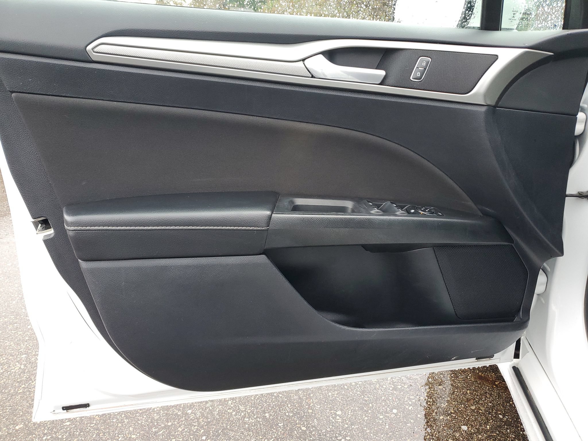 Used 2019 Ford Fusion SE FWD image 12