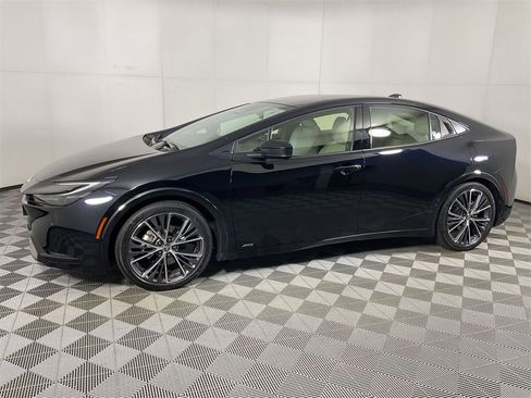 Certified 2024 Toyota Prius XLE image 1