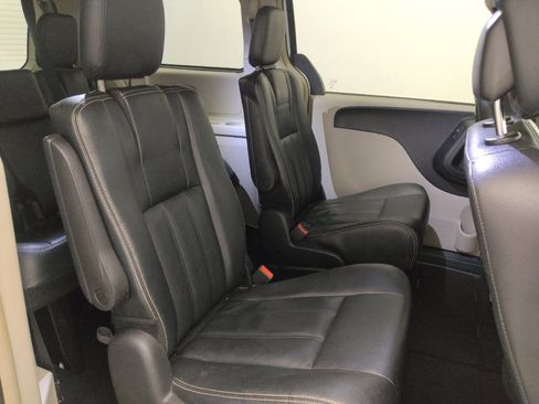 Used 2016 Chrysler Town & Country Touring image 19