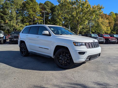 Used 2022 Jeep Grand Cherokee Laredo X image 3