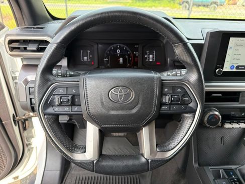 Used 2025 Toyota 4Runner SR5 AWD/4WD image 15