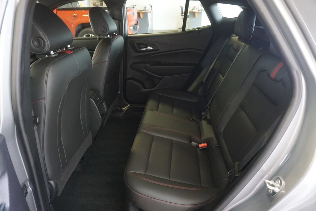 Used 2024 Chevrolet Trax RS w/ Sunroof Package FWD image 21