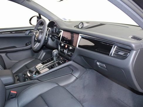 Certified 2025 Porsche Macan image 25