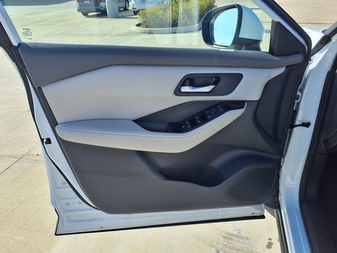 Used 2025 Nissan Rogue SV FWD image 15