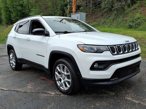 Certified 2024 Jeep Compass Latitude w/ Sun and Sound Group AWD/4WD image 2