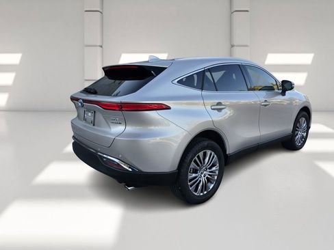 Used 2022 Toyota Venza LE image 4